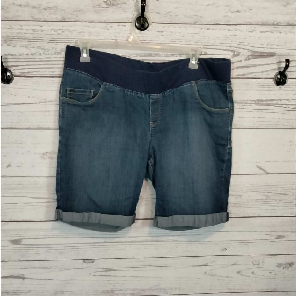 "Great Expectations" woman's maternity shorts